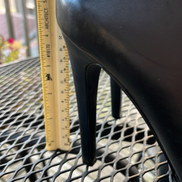 Jessica Simpson size 8 boot shoe, platform front ,stiletto heel , black leather - Picture 3 of 5